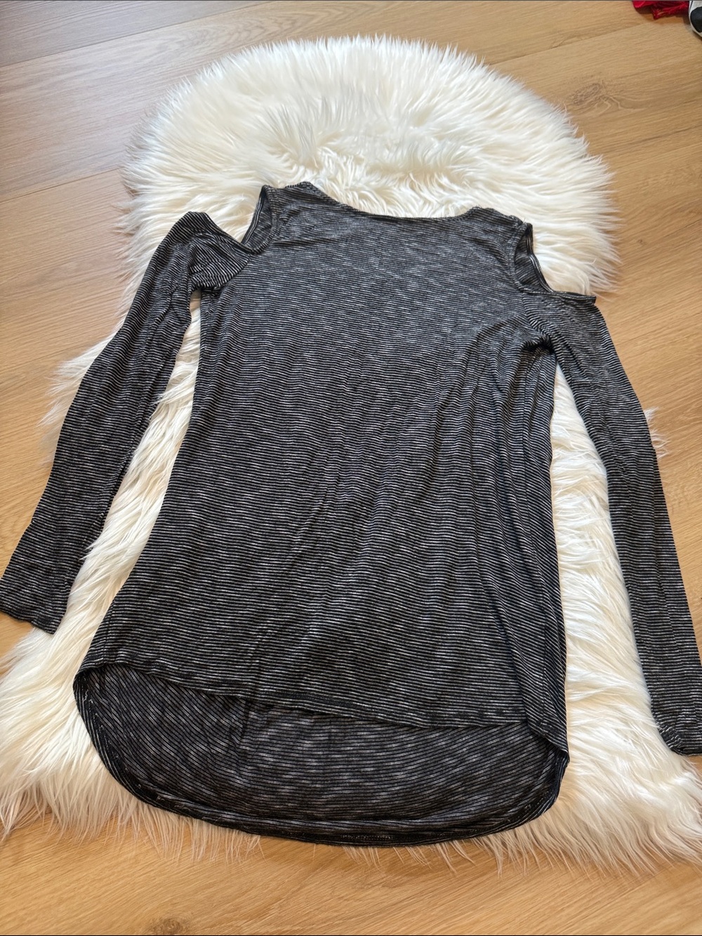 Forever 21 Black Heather Cold-Shoulder Long Sleeve Tee